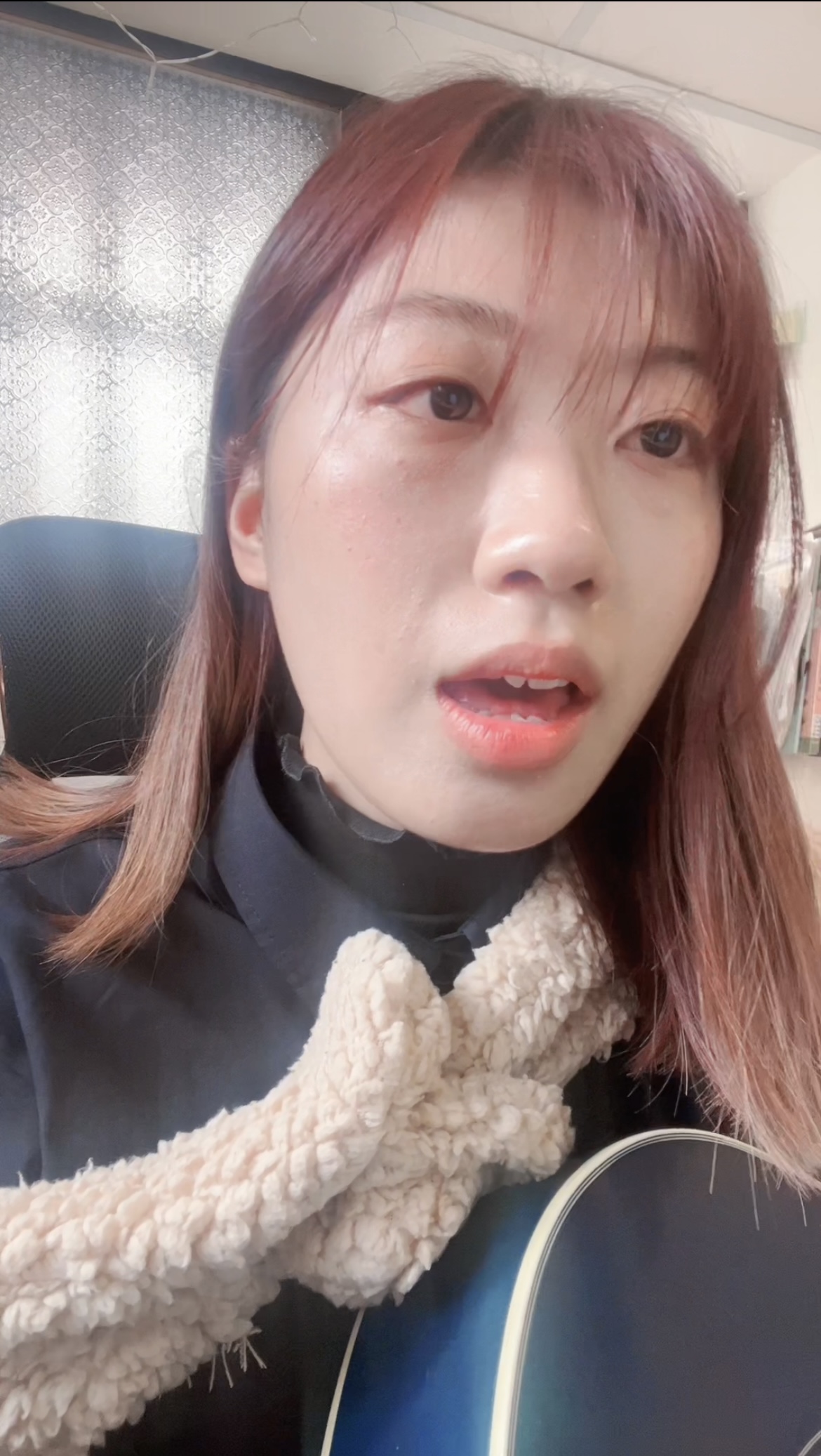 在家中練習彈唱